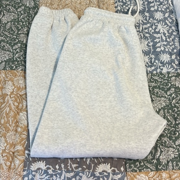 White Fox Boutique Essentials Club Set Crewneck & Sweatpants Grey Marle Pink - Picture 14 of 17